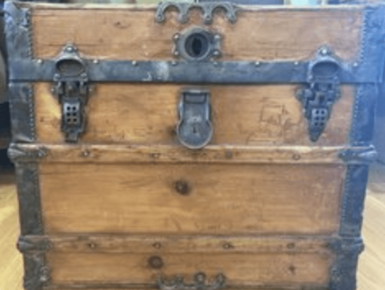 Antique Trunk (Medium)(CONTACT OFFICE TO BOOK)
