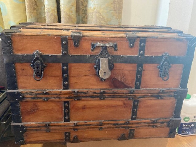 Antique Trunk (Large)(CONTACT OFFICE TO BOOK)