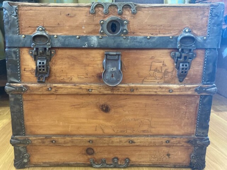 Antique  Trunk  (Medium).(CONTACT OFFICE TO BOOK)